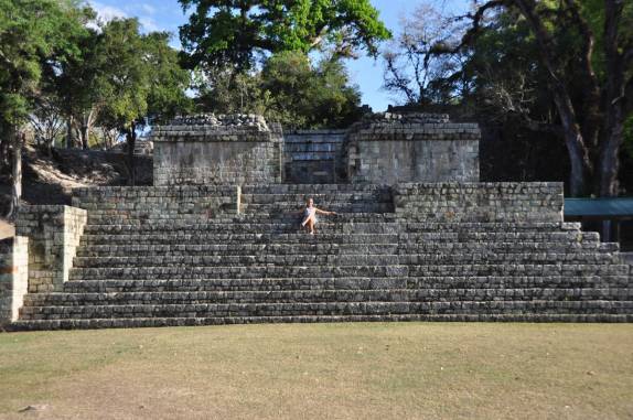 Pose de rainha maya nas ruínas de Copán, em Honduras